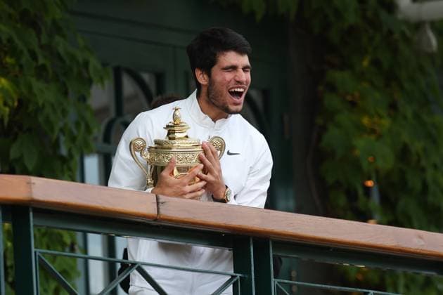 Wimbledon: Day Fourteen 17 July 2023, Wimbledon - Wimbledon Tennis Championships - Day Fourteen - Carlos Alcaraz (ESP) celebrates with the Wimbledon trophy following his Gentlemen s Singles Final victory against Novak Djokovic (SRB) - Photo: Charlotte Wilson Offside. Wimbledon UK Copyright: xCharlottexWilsonx xOffsidexOffside