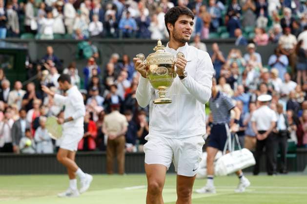 Carlos Alcaraz mit dem Pokal, Trophäe,im Hintergrund verlaesst Finalist Novak Djokovic den Platz, Siegerehrung, Praesentation Copyright: xJuergenxHasenkopfx
