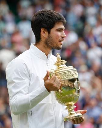 Carlos Alcaraz mit dem Pokal, Trophäe, Siegerehrung, Praesentation Copyright: xJuergenxHasenkopfx