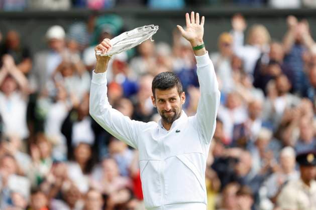 Finalist Novak Djokovic mit der Schale, Siegerehrung, Praesentation Copyright: xJuergenxHasenkopfx