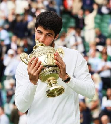TENNIS - Wimbledon 2023 LONDON,ENGLAND,16.JUL.23 - TENNIS - ATP, Tennis Herren World Tour, Wimbledon, Grand Slam, final. Image shows Carlos Alcaraz (ESP). keywords: award ceremony, trophy.  GEPAxpictures xAlanxGrieves