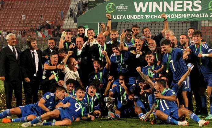 16.07.2023 Ta Qali(Malta) Portugal-Italy U19 U-19 Under-19 European Championship, EM, Europameisterschaft final men s football Italy team celebrate Eruropean champion title with trophy :