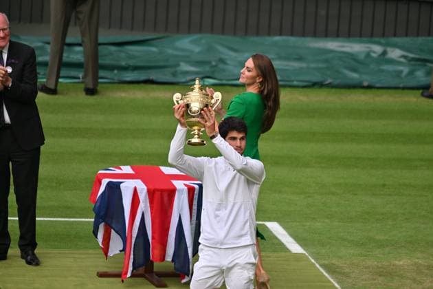 Tennis : Wimbledon 2023 - Angleterre - Finale simple Messieurs- Victoire de Carlos Alcaraz Espagne contre Novak Djokovic Serbie - Kate Princess of Wales remet le trophee Tennis : Wimbledon 2023 - Angleterre- 16 07 23 ChrysleneCaillaud Panoramic  