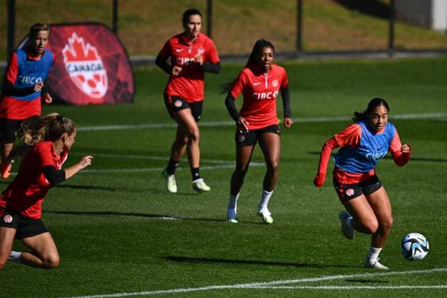 Sport Bilder des Tages WWC23 CANADA TRAINING, Olivia Smith of Canada (right) during a team training session ahead of the FIFA Women?s World Cup at Olympic Park in Heidelberg West in Melbourne, Monday, July 17, 2023. ( NO ARCHIVING, EDITORIAL USE ONLY, NO USE IN BOOKS WITHOUT CONSENT MELBOURNE VIC AUSTRALIA  Copyright: xJOELxCARRETTx 20230717001821231778 