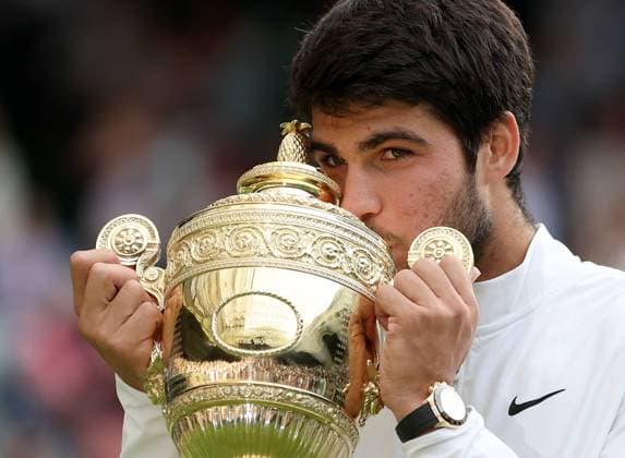 (230717) -- LONDON, July 17, 2023 -- Carlos Alcaraz kisses his trophy after winning the men s singles final match between Novak Djokovic of Serbia and Carlos Alcaraz of Spain at Wimbledon Tennis Championships in London, Britain, July 16, 2023. ) (SP)BRITAIN-LONDON-TENNIS-WIMBLEDON-MEN S SINGLES FINAL LixYing 