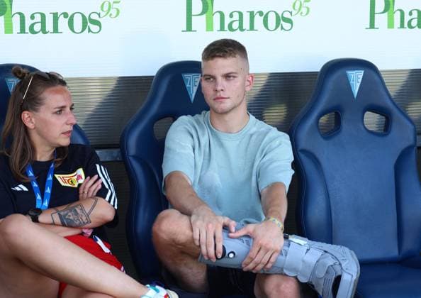 Fußball, Herren, Saison 2023 2024, Testspiel, Zalaegerszegi TE FC - 1. FC Union Berlin, v. l. Katharina Brendel (Leiterin Kommunikation Lizenzspieler) und Andras Schäfer (1. FC Union Berlin) vor dem Spiel auf der Bank, 15.07. 2023, Copyright: xSzilviaxMicheller MatthiasxKochx