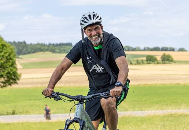 Sport Themen der Woche KW29 Sport Bilder des Tages Football - Liverpool FC Pre-Season DONESCHINGEN, GERMANY - Monday, July 17, 2023: Liverpool s manager Jürgen Klopp (R) rides a bike back to the team hotel after a training session during the club s pre-season preparations in Germany. DONESCHINGEN Doneschingen BADEN-WÜRTTEMBERG GERMANY  Copyright: xPropagandaxPhotoxAgencyx P2023-07-17-Liverpool_PreSeason-44