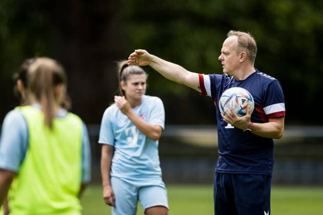 Training 1. FC Koeln Frauen; 17.07.2023 Daniel Weber (Trainer 1. FC Koeln) gestikuliert. Training 1. FC Koeln Frauen; Geissbockheim, 17.07.2023 Copyright: xBEAUTIFULxSPORTS Wunderlx