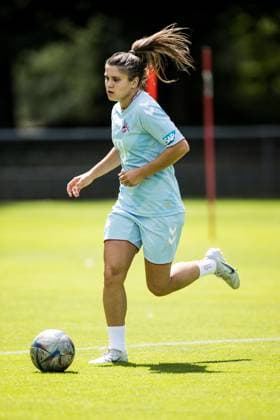 Training 1. FC Koeln Frauen; 17.07.2023 Martyna Wiankowska (1. FC Koeln, 26) am Ball Training 1. FC Koeln Frauen; Geissbockheim, 17.07.2023 Copyright: xBEAUTIFULxSPORTS Wunderlx