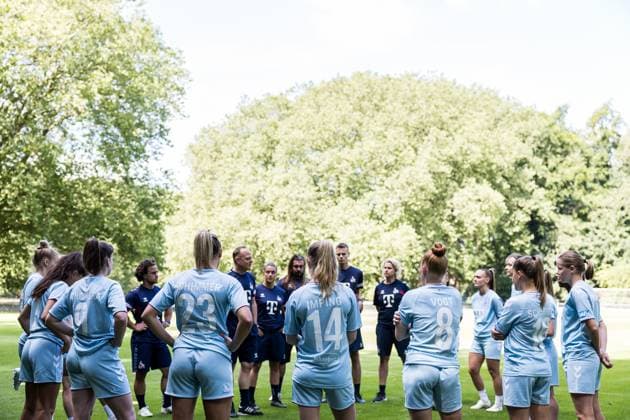 Sport Bilder des Tages Training 1. FC Koeln Frauen; 17.07.2023 Teamkreis zu Trainingsauftakt mit dem neuen Cheftrainer Daniel Weber (Trainer 1. FC Koeln) Training 1. FC Koeln Frauen; Geissbockheim, 17.07.2023 Copyright: xBEAUTIFULxSPORTS Wunderlx