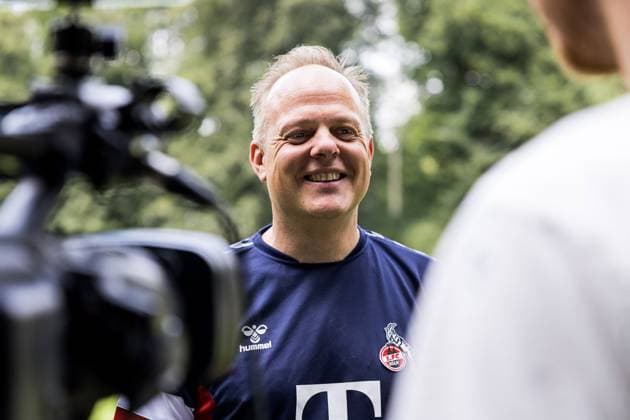Training 1. FC Koeln Frauen; 17.07.2023 Daniel Weber (Trainer 1. FC Koeln) im Interview lachend Training 1. FC Koeln Frauen; Geissbockheim, 17.07.2023 Copyright: xBEAUTIFULxSPORTS Wunderlx