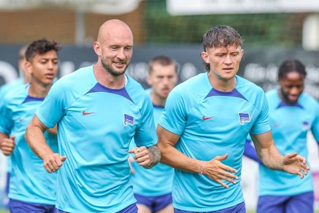 Sport Bilder des Tages 17.07.2023, Fussball, Saison 2023 2024, Trainingslager Hertha BSC in Zell am See, v. l. Toni Leistner (Hertha BSC), Fabian Reese (Hertha BSC) Zell am See Alois-Latini-Stadion Österreich xRHR-FOTO TRx Copyright: RHR-FOTOx RHR-FOTO TR