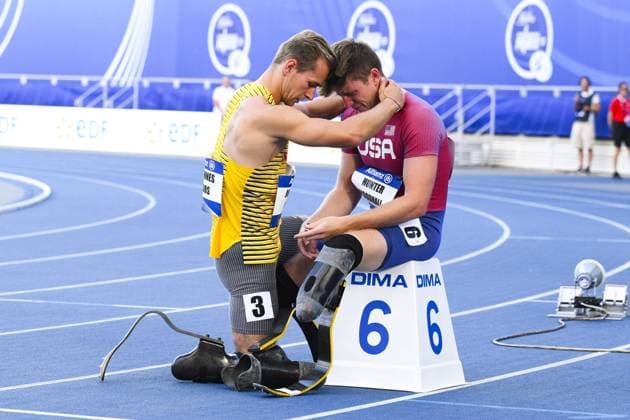 Bilder des Jahres 2023, Sport 07 Juli Sport Themen der Woche KW29 Sport Bilder des Tages Deception de Hunter Wooodhall (usa) dont la prothese s est cassee a l echauffement Johannes Floors (Ger) - finale 400m T62 Hommes PARA ATHLETISME : Championnats du Monde de Para Athletisme - session du Soir - Paris - 17 07 2023 JBAutissier Panoramic  