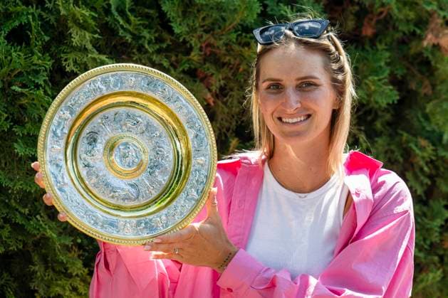Sport Themen der Woche KW29 Sport Bilder des Tages Wimbledon champion 2023 Czech tennis player Marketa Vondrousova poses for photographers with trophy during the press conference, PK, Pressekonferenz in Prague, Czech Republic, July 18, 2023. (CTKxPhoto OndrejxDeml) CTKPhotoP2023071803614  CTKPhotoP2023071803614