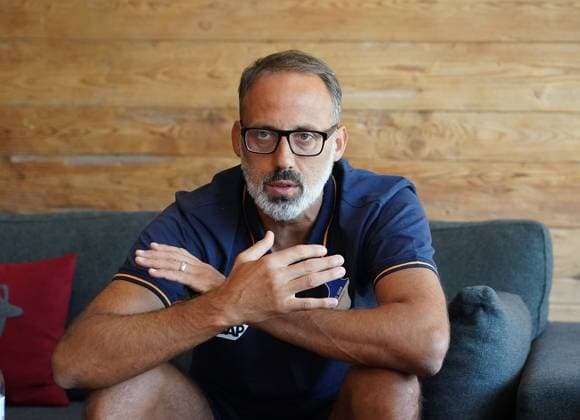 Sport Themen der Woche KW29 18.07.2023, Sportstadion Langau, Kitzbühl, Trainingslager TSG Hoffenheim in Kitzbühl 2023 , im Bild Trainer Pellegrino Matarazzo (Hoffenheim) im Gespräch mit Journalisten vom Kicker und der Rhein-Neckar-Zeitung Kitzbühl Sportstadion Langau Tirol Österreich *** 18 07 2023, Sportstadion Langau, Kitzbühl, training camp TSG Hoffenheim in Kitzbühl 2023 , in the picture coach Pellegrino Matarazzo Hoffenheim talking with journalists from Kicker and Rhein Neckar Zeitung Kitzbühl Sportstadion Langau Tirol Austria  eu-images-506