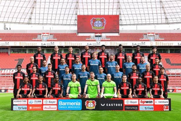Bayer 04 Leverkusen; 1.BL, Porträttermin 2023 2024, Mannschaftsfoto 1. Reihe, vo.li: Amine Adli, Arthur, Jeremie Frimpong, Patrick Pentz, Lukas Hradecky, Niklas Lomb, Florian Wirtz, Moussa Diaby, Alejandro Grimaldo. 2. Reihe, vo.li: Madi Monamay, Jonas Hofmann, Adam Hlozek, Co-Trainer Alberto Encinas, Cheftrainer Xabi Alonso, Co-Trainer Sebastian Parrilla, Torwarttrainer David Thiel, Kerem Demirbay, Nadiem Amiri, Amyan Aourir. 3. Reihe, vo.li.: Exequiel Palacios, Athletiktrainer Daniel Jouvin, Atheltiktrainer Ismael Camenforte Lopez, Atheltiktrainer Jonas Rath, Atheltiktrainer Markus Müller, Analyst Lizensspielerabteilung Simon Lackmann, Leiter Sportwissenschaft und Atheltik Dr. Malte Krüger, , Chefanalytiker Marcel Daum, Gustavo Puerta. 4. Reihe, vo.li.: Timothy Fosu-Mensah, Robert Andrich, Granit Xhaka, Jonathan Tah, Edmond Tapsoba, Odilon Kossounou, Noah Mbamba, Sardar Azmoun.