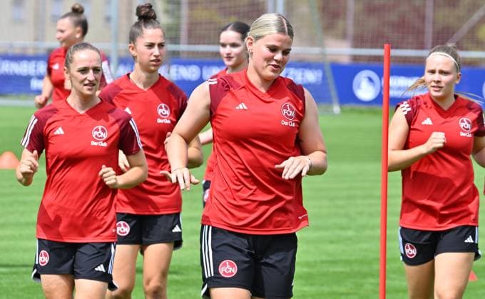 18.07.2023 - Fussball - 1. Frauen-Fussball - Bundesliga - Saison 2023 2024 - 1. FC Nürnberg Nuernberg FCN Clubfrauen ( Club ) - Training - Sportfoto Zink - xwoxzix - Lea Paulick (1, 1. FC Nürnberg FCN ) Aufwärmen warm-up