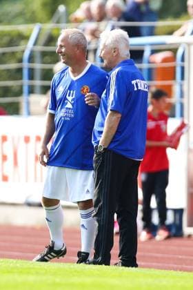 Trainer Reinhard Häfner und Dieter Kühn (DDR,Deutschland) - Spiel der Legenden DDR Traditions Nationalmannschaft vs. Grimmaer Allstar-Team im Stadion der Freundschaft zum Stadtfest in Grimma - Deutschland, Fussball, Mann, Maenner,24.09.2016 *** Coach Reinhard Häfner and Dieter Kühn GDR,Germany match of the legends GDR Traditions National Team vs Grimma Allstar Team in the stadium of friendship to the city festival in Grimma Germany, football, man, men,24 09 2016