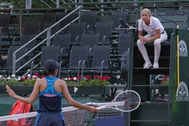 (230719) -- BUDAPEST, July 19, 2023 -- Zhang Shuai (L) of China speaks with the umpire during the women s singles round of 32 match between Amarissa Toth of Hungary and Zhang Shuai of China at the WTA, Tennis Damen 250 Hungarian Grand Prix in Budapest, Hungary on July 18, 2023. (Photo by Xinhua) (SP)HUNGARY-BUDAPEST-TENNIS-WTA-HUNGARIAN GRAND PRIX-WOMEN S SINGLES AttilaxVolgyi 