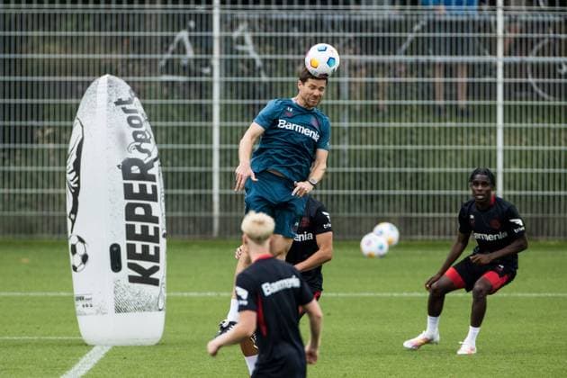 Sport Themen der Woche KW29 Training Bayer 04 Leverkusen, 19.07.2023 Xabi Alonso (Trainer Bayer 04 Leverkusen) spielt einen Kopfball Training Bayer 04 Leverkusen; Trainingsplatz an der BayArena, Leverkusen *** Training Bayer 04 Leverkusen, 19 07 2023 Xabi Alonso coach Bayer 04 Leverkusen plays a header Training Bayer 04 Leverkusen training ground at BayArena, Leverkusen. Copyright: xBEAUTIFULxSPORTS Wunderlx