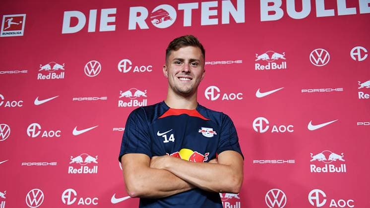 Sport Themen der Woche KW29 Sport Bilder des Tages Fußball-Bundesliga Saison 2023 2024, Training Mediengespräch Vorstellung des Neuzugangs Christoph Baumgartner bei Bundesligist RB Leipzig (19.07.2023). Neuzugang Christoph Baumgartner (Offensives Mittelfeld RB Leipzig, Rueckennummer 14, 14) im Mediengespräch nach dem Training von RB Leipzig (19.07.2023) Leipzig Sachsen Deutschland Red-Bull-Trainingsgelände am Cottaweg *** Soccer Bundesliga season 2023 2024, training media talk introduction of newcomer Christoph Baumgartner at Bundesliga club RB Leipzig 19 07 2023 newcomer Christoph Baumgartner Offensive midfield RB Leipzig, back number 14, 14 in the media talk after the training of RB Leipzig 19 07 2023 Leipzig Saxony Germany Red Bull training ground on Cottaweg