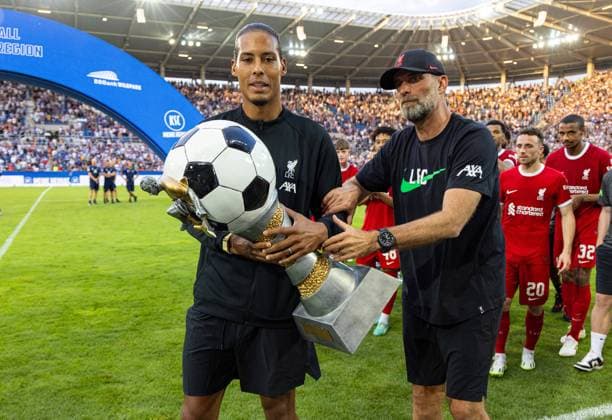 Bilder des Jahres 2023, Sport 07 Juli Sport Themen der Woche KW29 Football - Pre-Season Friendly - Karlsruher SC v Liverpool FC KARLSRUHER, GERMANY - Wednesday, July 19, 2023: Liverpool s captain Virgil van Dijk (L) and manager Jürgen Klopp with a trophy after a pre-season friendly match between Karlsruher SC and Liverpool FC at the Wildparkstadion. Liverpool won 4-2. KARLSRUHE Wildparkstadion BADEN-WÜRTTEMBERG GERMANY  Copyright: xPropagandaxPhotoxAgencyx P2023-07-19-Karlsruher_Liverpool-117