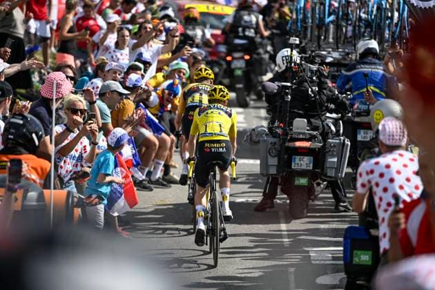 Tour de France 2023 - Stage 17 COURCHEVEL, FRANCE - JULY 19 : Vingegaard Jonas (DEN) of Jumbo-Visma with supporters and fans during stage 17 of the 110th edition of the Tour de France 2023 cycling race, a stage of 166 kms with start in Saint-Gervais Mont Blanc and finish in Courchevel on July 19, 2023 in Courchevel, France, 19 07 2023 ( Motordriver Kenny Verfaillie - Courchevel France  Copyright: xVincentxKalutx