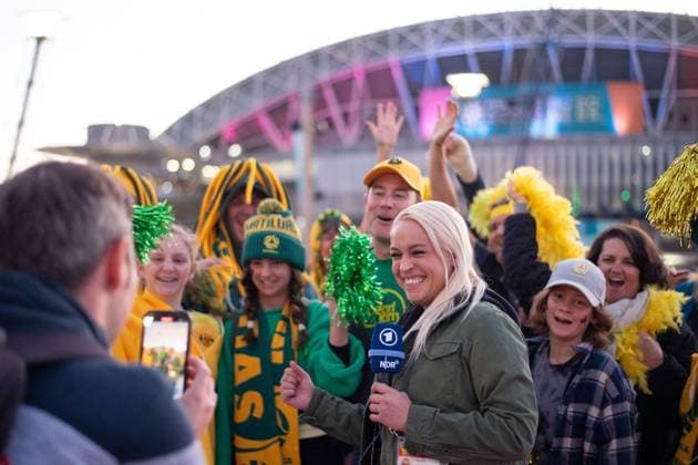 Laura Trust (ARD Sportschau Moderatorin) mit Fans vor dem Stadium Australia vor dem ersten Spiel, AUS, Australien vs Irland, WWC23 FIFA Frauen Fussball Weltmeisterschaft Australien 2023, Gruppe A, 1. Spieltag, 20.07.2023 AUS, Australien vs Irland, WWC23 FIFA Frauen Fussball Weltmeisterschaft Australien 2023, Gruppe A, 1. Spieltag, 20.07.2023 Sydney *** Laura Trust ARD Sportschau presenter with fans outside Stadium Australia before first match, AUS, Australia vs Ireland, WWC23 FIFA Womens World Cup Australia 2023, Group A, Matchday 1, 20 07 2023 AUS, Australia vs Ireland, WWC23 FIFA Womens World Cup Australia 2023, Group A, Matchday 1, 20 07 2023 Sydney Copyright: xEibner-Pressefoto Memmlerx EP_MMR