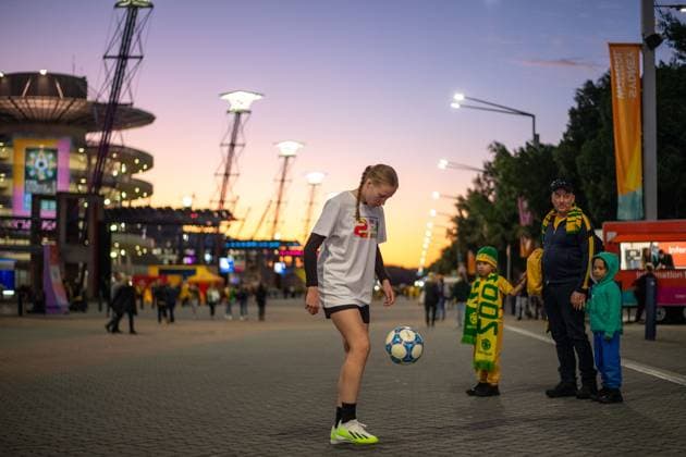 Fans vor dem Stadium Australia vor dem ersten Spiel, AUS, Australien vs Irland, WWC23 FIFA Frauen Fussball Weltmeisterschaft Australien 2023, Gruppe A, 1. Spieltag, 20.07.2023 AUS, Australien vs Irland, WWC23 FIFA Frauen Fussball Weltmeisterschaft Australien 2023, Gruppe A, 1. Spieltag, 20.07.2023 Sydney *** Fans outside Stadium Australia before first match, AUS, Australia vs Ireland, WWC23 FIFA Womens World Cup Australia 2023, Group A, Matchday 1, 20 07 2023 AUS, Australia vs Ireland, WWC23 FIFA Womens World Cup Australia 2023, Group A, Matchday 1, 20 07 2023 Sydney Copyright: xEibner-Pressefoto Memmlerx EP_MMR