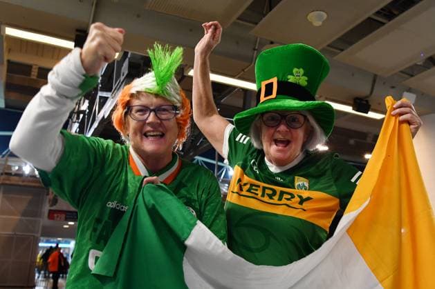 WWC23 AUSTRALIA IRELAND, Irish fans pose for a photograph prior to the start of the FIFA Women s World Cup 2023 soccer match between Australia and the Republic of Ireland at Stadium Australia in Sydney, Thursday, July 20, 2023. ( NO ARCHIVING, EDITORIAL USE ONLY, NO USE IN BOOKS WITHOUT CONSENT SYDNEY NEW SOUTH WALES AUSTRALIA  Copyright: xBIANCAxDExMARCHIx 20230720001822217666 