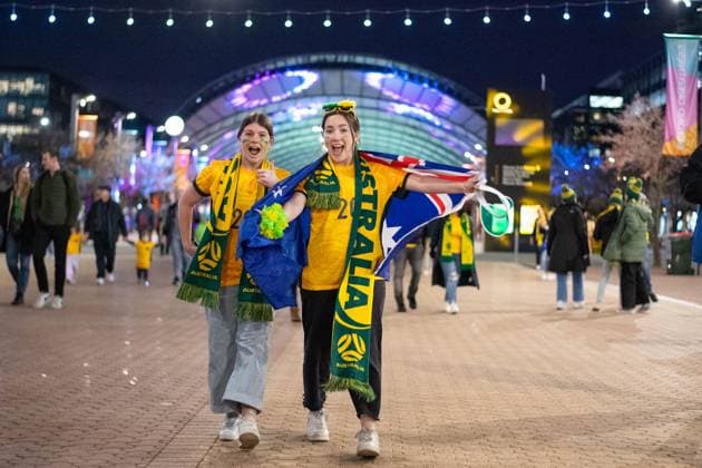 Fans vor dem Stadium Australia vor dem ersten Spiel, AUS, Australien vs Irland, WWC23 FIFA Frauen Fussball Weltmeisterschaft Australien 2023, Gruppe A, 1. Spieltag, 20.07.2023 AUS, Australien vs Irland, WWC23 FIFA Frauen Fussball Weltmeisterschaft Australien 2023, Gruppe A, 1. Spieltag, 20.07.2023 Sydney *** Fans outside Stadium Australia before first match, AUS, Australia vs Ireland, WWC23 FIFA Womens World Cup Australia 2023, Group A, Matchday 1, 20 07 2023 AUS, Australia vs Ireland, WWC23 FIFA Womens World Cup Australia 2023, Group A, Matchday 1, 20 07 2023 Sydney Copyright: xEibner-Pressefoto Memmlerx EP_MMR