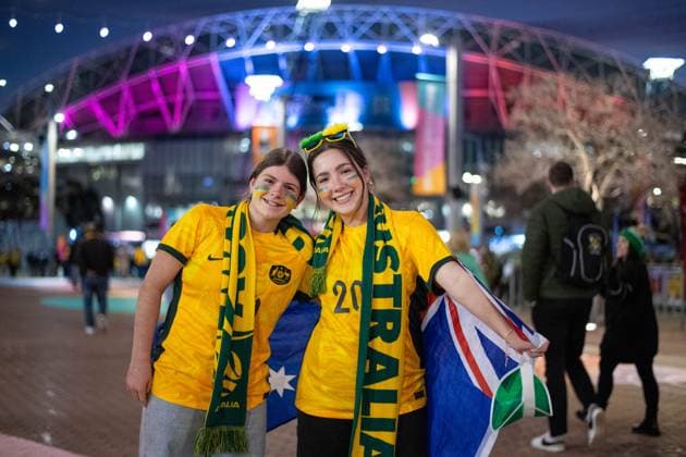 Fans vor dem Stadium Australia vor dem ersten Spiel, AUS, Australien vs Irland, WWC23 FIFA Frauen Fussball Weltmeisterschaft Australien 2023, Gruppe A, 1. Spieltag, 20.07.2023 AUS, Australien vs Irland, WWC23 FIFA Frauen Fussball Weltmeisterschaft Australien 2023, Gruppe A, 1. Spieltag, 20.07.2023 Sydney *** Fans outside Stadium Australia before first match, AUS, Australia vs Ireland, WWC23 FIFA Womens World Cup Australia 2023, Group A, Matchday 1, 20 07 2023 AUS, Australia vs Ireland, WWC23 FIFA Womens World Cup Australia 2023, Group A, Matchday 1, 20 07 2023 Sydney Copyright: xEibner-Pressefoto Memmlerx EP_MMR