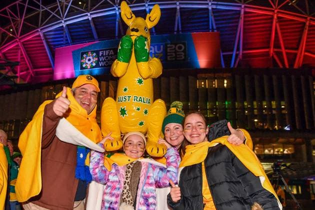WWC23 AUSTRALIA IRELAND, Australian fans pose for a photograph prior to the start of the FIFA Women s World Cup 2023 soccer match between Australia and the Republic of Ireland at Stadium Australia in Sydney, Thursday, July 20, 2023. ( NO ARCHIVING, EDITORIAL USE ONLY, NO USE IN BOOKS WITHOUT CONSENT SYDNEY NEW SOUTH WALES AUSTRALIA  Copyright: xBIANCAxDExMARCHIx 20230720001822221119 