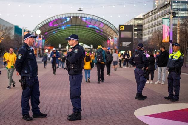 Polizei und Security vor dem Stadion, AUS, Australien vs Irland, WWC23 FIFA Frauen Fussball Weltmeisterschaft Australien 2023, Gruppe A, 1. Spieltag, 20.07.2023 AUS, Australien vs Irland, WWC23 FIFA Frauen Fussball Weltmeisterschaft Australien 2023, Gruppe A, 1. Spieltag, 20.07.2023 Sydney *** Police and security outside stadium, AUS, Australia vs Ireland, WWC23 FIFA Womens World Cup Australia 2023, Group A, Matchday 1, 20 07 2023 AUS, Australia vs Ireland, WWC23 FIFA Womens World Cup Australia 2023, Group A, Matchday 1, 20 07 2023 Sydney Copyright: xEibner-Pressefoto Memmlerx EP_MMR
