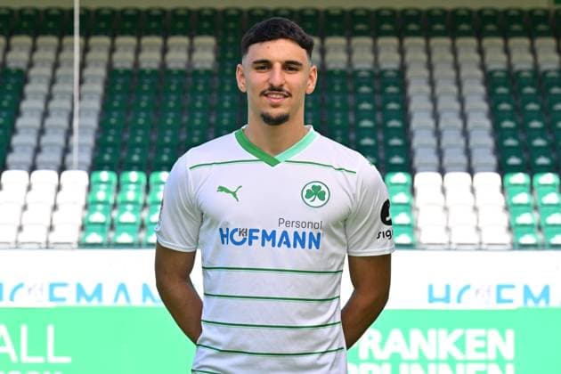 18.07.2023 - SpVgg Greuther Fürth ( Kleeblatt Spielvereinigung ) - 2. Fussball Bundesliga - Saison 2023 2024 - Fototermin Porträttermin Vorstellung Präsentation Pressetermin - - Einzelbild Einzelfoto Portrait Porträt Kopfbild - Oualid Mhamdi (3, SpVgg Greuther Fürth )