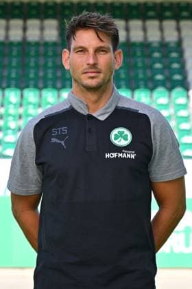 18.07.2023 - SpVgg Greuther Fürth ( Kleeblatt Spielvereinigung ) - 2. Fussball Bundesliga - Saison 2023 2024 - Fototermin Porträttermin Vorstellung Präsentation Pressetermin - - Einzelbild Einzelfoto Portrait Porträt Kopfbild - Dr. Stefan Söllner (Teamarzt SpVgg Greuther Fürth )