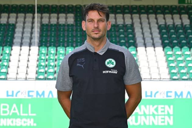 18.07.2023 - SpVgg Greuther Fürth ( Kleeblatt Spielvereinigung ) - 2. Fussball Bundesliga - Saison 2023 2024 - Fototermin Porträttermin Vorstellung Präsentation Pressetermin - - Einzelbild Einzelfoto Portrait Porträt Kopfbild - Dr. Stefan Söllner (Teamarzt SpVgg Greuther Fürth )