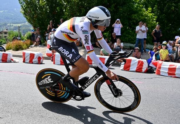 18.07.2023 --- Sallanches, Frankreich --- Radsport --- Tour De France --- 16. Etappe --- Einzelzeitfahren von Passy nach Combloux --- Nils Politt (Team Bora Hansgrohe) trat im Trikot des deutschen Meisters im Einzelzeitfahren an --- Foto: Hannah Issler --- Tour De France stage 16