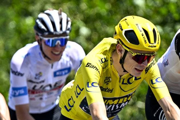 Slovenian Tadej Pogacar of UAE Team Emirates and Danish Jonas Vingegaard of Jumbo-Visma pictured in action during stage 18 of the Tour de France cycling race from MoÃ»tiers to Bourg-en-Bresse (184,9 km), France, Thursday 20 July 2023. This year s Tour de France takes place from 01 to 23 July 2023. JASPERxJACOBS  x70848535x