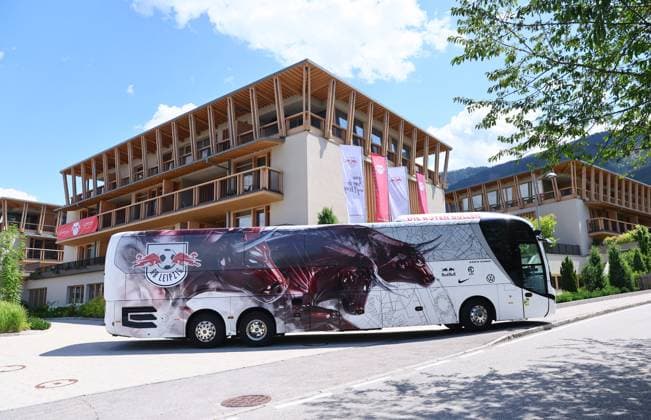 RB Leipzig - Italien Trainingslager Bruneck, 20.07.2023, Falkensteiner Hotel Kronplatz, RB Teamhotel , RB Leipzig (GER) Trainingslager in Südtirol Italien , Im Bild: RB Mannschaftsbus vor dem Hotel ,