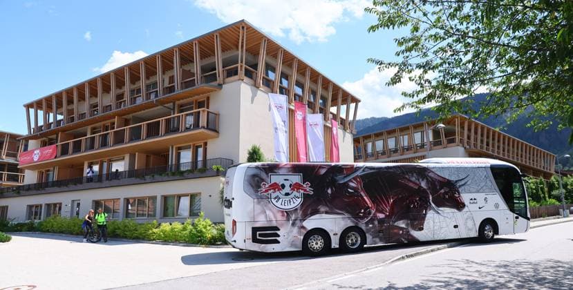 RB Leipzig - Italien Trainingslager Bruneck, 20.07.2023, Falkensteiner Hotel Kronplatz, RB Teamhotel , RB Leipzig (GER) Trainingslager in Südtirol Italien , Im Bild: RB Mannschaftsbus vor dem Hotel ,