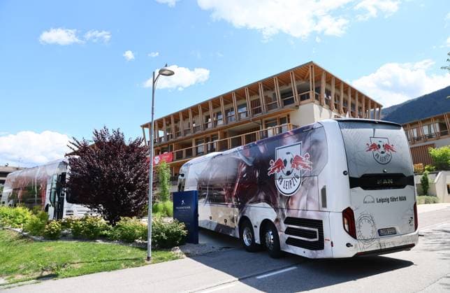 RB Leipzig - Italien Trainingslager Bruneck, 20.07.2023, Falkensteiner Hotel Kronplatz, RB Teamhotel , RB Leipzig (GER) Trainingslager in Südtirol Italien , Im Bild: RB Mannschaftsbus vor dem Hotel ,