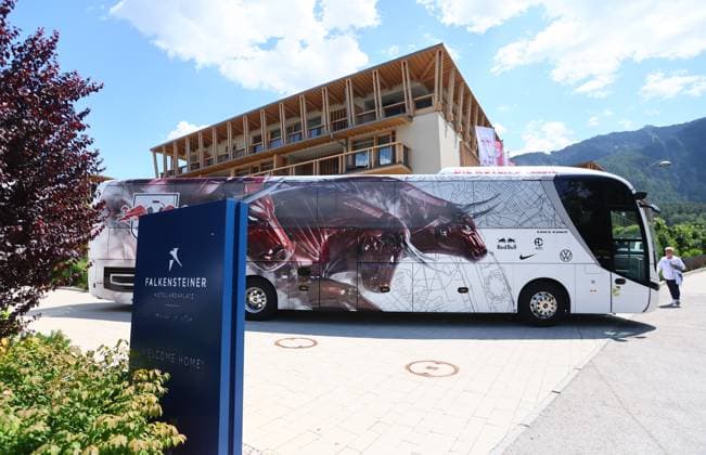 RB Leipzig - Italien Trainingslager Bruneck, 20.07.2023, Falkensteiner Hotel Kronplatz, RB Teamhotel , RB Leipzig (GER) Trainingslager in Südtirol Italien , Im Bild: RB Mannschaftsbus vor dem Hotel ,