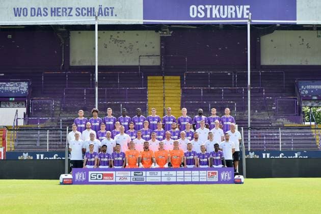 VfL Osnabrück; 2.BL, Porträttermin 2023 2024, Mannschaftsfoto hi. Reihe v.li.: Leandro Putaro, Yigit Karademir, Lukas Kunze, Maxwell Gyamfi, Kwasi Okyere Otschi Wriedt, Maximilian Thalhammer, Emeka Oduah, Niklas Wiemann, Paterson Chato, Jannes Wulff, Timo Beermann 3. Reihe v.li.: Sportdirektor Amir Shapourzadeh, Leiter Liznezbereich Julius Ohnesorge, Erik Engelhardt, Florian Bähr Baehr, Charalampos Makridis, Oliver Wähling Waehling, Robert Tesche, Dave Gnaase, Manuel Haas, Reha-Trainer Tim Schütte Schuette, Teammanager Leon Seelhöfer Seelhoefer, Zeugwart Mario Richter 2. Reihe v.li.: Mannschaftsarzt Clemens Kruse, Mannschaftsarzt Thomas Herzig, Spielanalyst Jonas Imkamp, Torwart-Trainer Marcel Höttecke Hoettecke, Co-Trainer Tim Danneberg, Trainer Tobias Schweinsteiger, Co-Trainer Martin Heck, Athletik-Trainer Mathis Beckmann, Physiotherapeut Sebastian Schwermann, Physiotherapeut Jannik Weber, Physiotherapeut Lennart Bartling 1. Reihe v.li.: Florian Kleinhansl, Noel Niemann, Bashkim Aldini, Torwart Daniel Adamczyk, Torwart Philipp Kühn Kuehn, Torwart Lennart Grill, Torwart Luca Böggemann Boeggemann, Henry Rorig, Lars Kehl, Charalampos Makridis (Osnabrueck) Es fehlt: Kevin Wiethaup