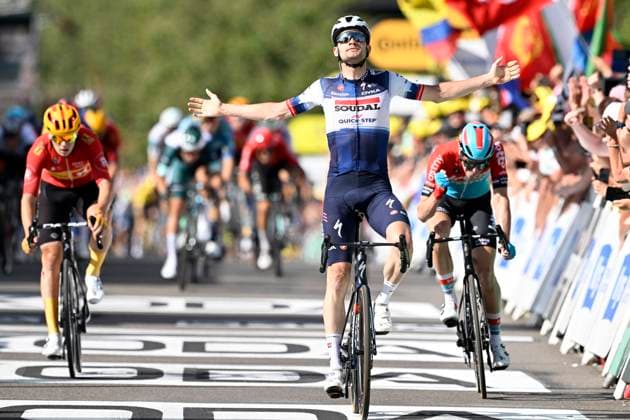 Sport Themen der Woche KW29 Sport Bilder des Tages Tour de France 2023 - Stage 18 BOURG-EN-BRESSE, FRANCE - JULY 20 : Asgreen Kasper (DEN) of Soudal - Quick Step wins the sprint , Eenkhoorn Pascal (NLD) of Lotto Dstny, Abrahamsen Jonas (NOR) of Uno-X Pro Cycling Team during stage 18 of the 110th edition of the Tour de France 2023 cycling race, a stage of 186 kms with start in Moutiers and finish in Bourg-en-Bresse on July 20, 2023 in Bourg-en-Bresse, France, 20 07 2023 ( Motordriver Kenny Verfaillie - Bourg-en-Bresse France  Copyright: xVincentxKalutx