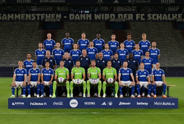FC Schalke 04; 2.BL, Porträttermin 2023 2024, Mannschaftsfoto, Obere Reihe v.li., Sebastian Polter, Ibrahima Cisse, Simon Terodde, Bryan Lasme, Paul Seguin, Assan Ouedraogo, Keke Topp 2. Reihe von Oben v.li., Dominick Drexler, Henning Matriciani, Cedric Brunner, Marcin Kaminski, Thomas Ouwejan, Florian Flick, Ron Schallenberg, Kenan Karaman 3. Reihe von Oben v.li., Danny Latza, Torwarttrainer Simon Henzler, Co Trainer Mike Büskens, Co Trainer Markus Gellhaus, Cheftrainer Thomas Reis, Co Trainer Matthias Kreutzer, Gerald Asamoah, Leo Greiml Untere Reihe v.li., Niklas Tauer, Mehmet Can Aydin, Soichiro Kozuki, Torwart Justin Heekeren, Torwart Marius Müller, Torwart Ralf Fährmann, Torwart Michael Langer, Tobias Mohr, Lino Tempelmann, Blendi Idrizi Gelsenkirchen Veltins Arena Nordrhein-Westfalen Deutschland