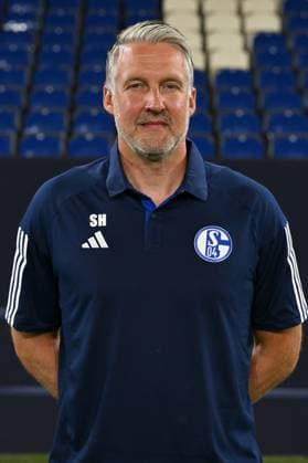 Torwarttrainer Simon Henzler; FC Schalke 04; 2.BL, Porträttermin 2023 2024 Gelsenkirchen Nordrhein-Westfalen Deutschland