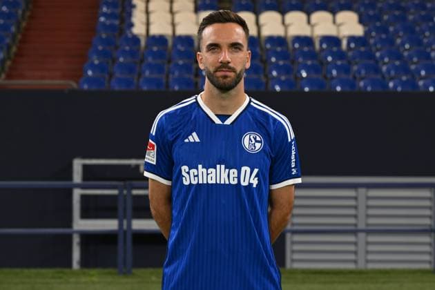 Kenan Karaman; FC Schalke 04; 2.BL, Porträttermin 2023 2024 Gelsenkirchen Nordrhein-Westfalen Deutschland