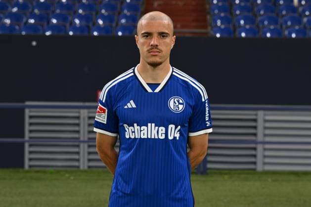 Blendi Idrizi; FC Schalke 04; 2.BL, Porträttermin 2023 2024 Gelsenkirchen Nordrhein-Westfalen Deutschland