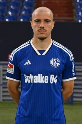 Blendi Idrizi; FC Schalke 04; 2.BL, Porträttermin 2023 2024 Gelsenkirchen Nordrhein-Westfalen Deutschland
